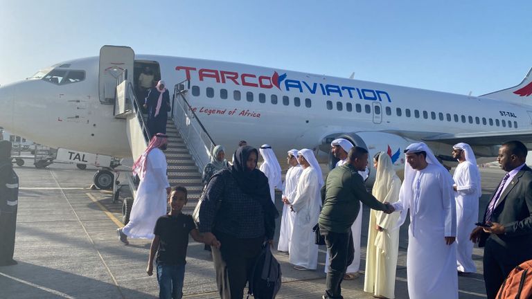 وصول طائرة إجلاء إلى مطار أبوظبي قادمة من السودان