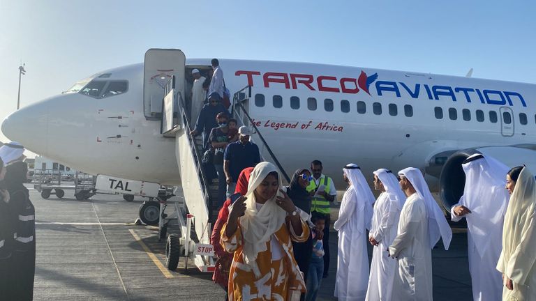 وصول طائرة إجلاء إلى مطار أبوظبي قادمة من السودان