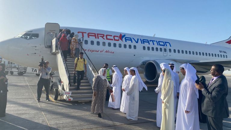 وصول طائرة إجلاء إلى مطار أبوظبي قادمة من السودان