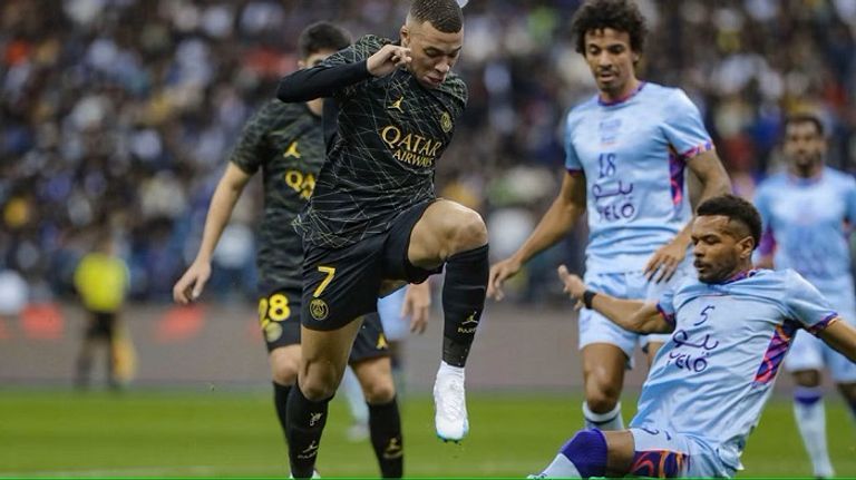 كيليان مبابي يراوغ البليهي علي البليهي بقميص الهلال