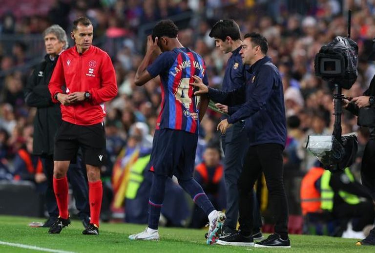 تشافي ويامين لامال لامين يامال لاعب برشلونة