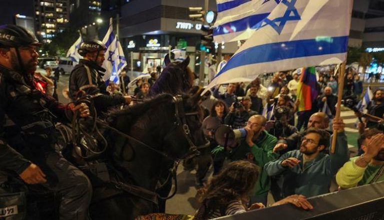 الشرطة الإسرائيلية تفرق المتظاهرين خلال مسيرة ضد مشروع قانون الإصلاح القضائي