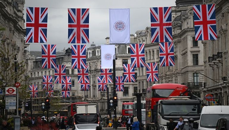 ملك بريطانيا تشارلز الثالث والملكة كاميلا يتلقيان التحية من البحرية الملكية