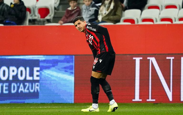 يوسف عطال يوسف عطال لاعب نيس الفرنسي ومنتخب الجزائر