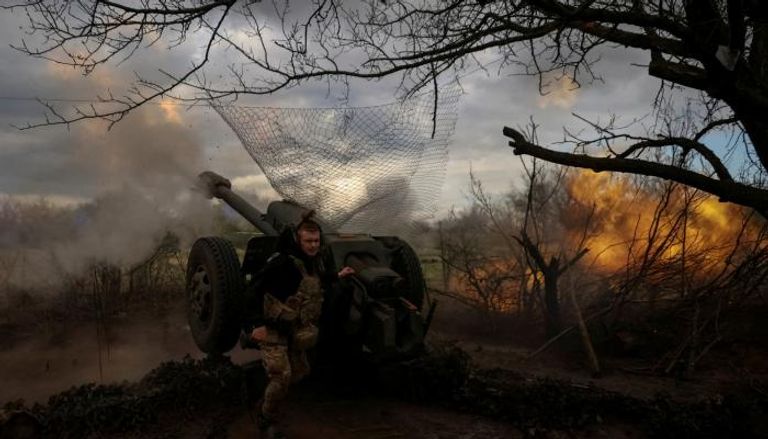 جندي أوكراني يطلق قذيفة مدفعية - رويترز