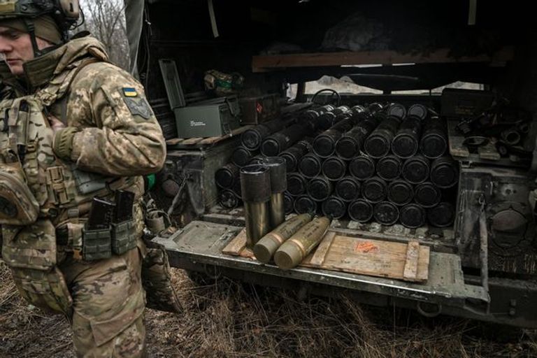 جندي أوكراني بجوار قذائف أمريكية