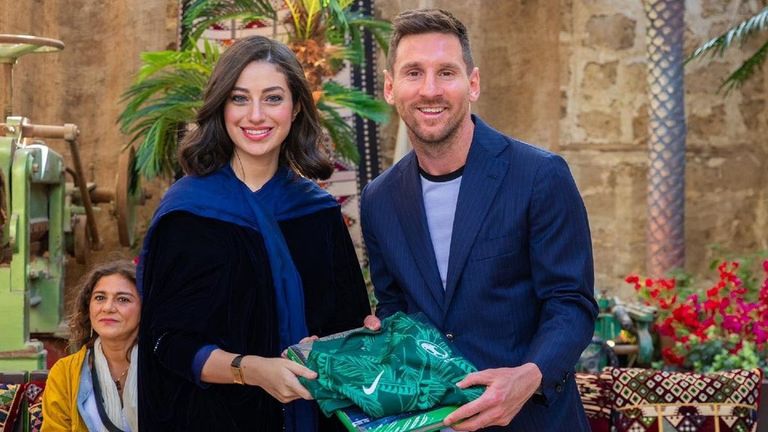 ميسي في السعودية ميسي مع أسرته في السعودية