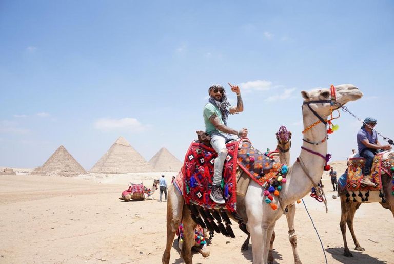 أعضاء فرقة "باك ستريت بويز" في الأهرامات