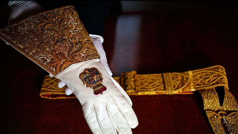 رداء الملك في يوم التتويج