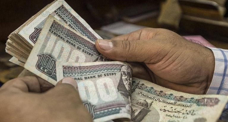 فئات مختلفة من العملة المصرية 