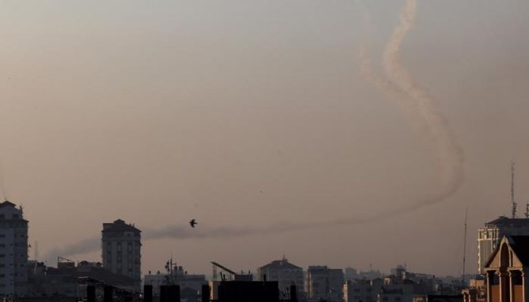 آثار الدخان أثناء إطلاق صواريخ من غزة باتجاه إسرائيل