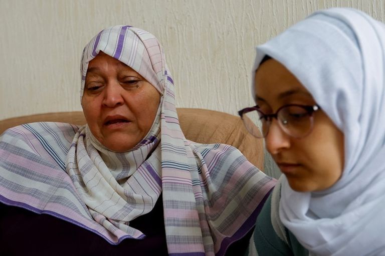 الطالبة الفلسطينية نور كلاب مع والدتها  الطالبة الفلسطينية نور كلاب