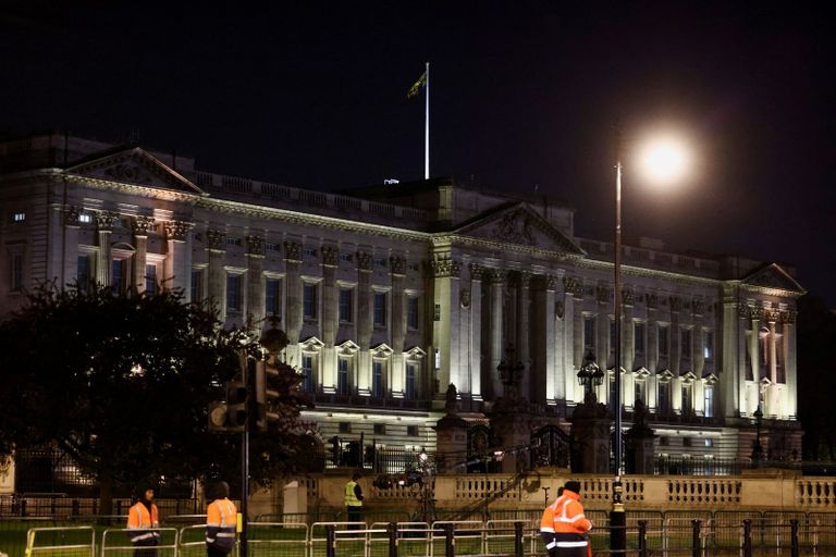 رجال الشرطة وقوات الأمن يحرسون بوابات قصر باكنغهام