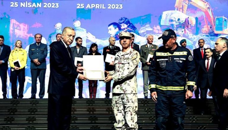 جانب من تسليم شهادات التقدير