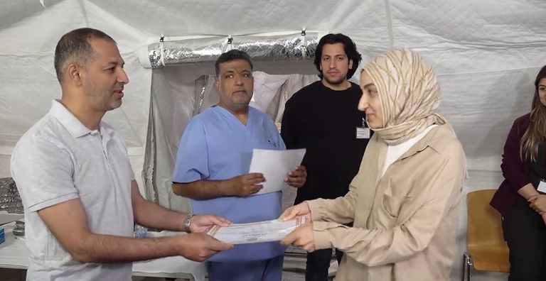 جانب من تسليم شهادات التقدير