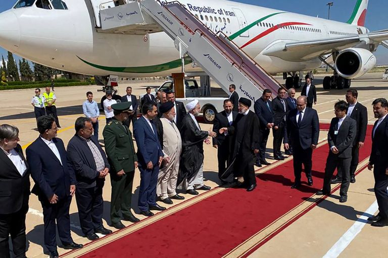 لوحة إعلانية بدمشق تحمل صور بشار الأسد وإبراهيم رئيسي