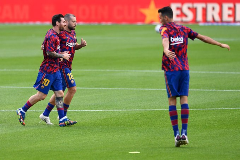 ليونيل ميسي وخوردي آلبا وسيرخيو بوسكيتس ليونيل ميسي نجم باريس سان جيرمان