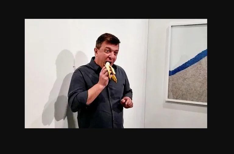 لوحة الموزة التي التهمها الطالب الكوري