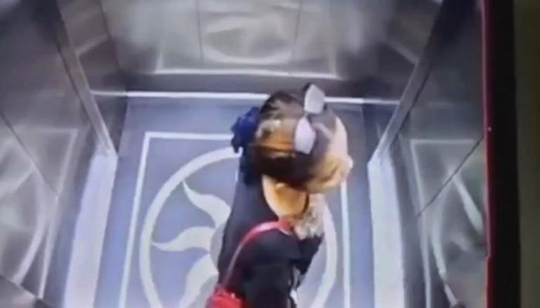 فتاة إندونيسية قبل سقوطها من المصعد