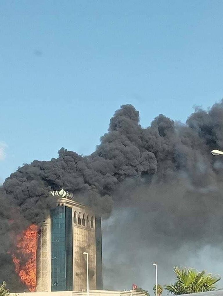 الدخان يتصاعد من مبنى البنك الرئيسي