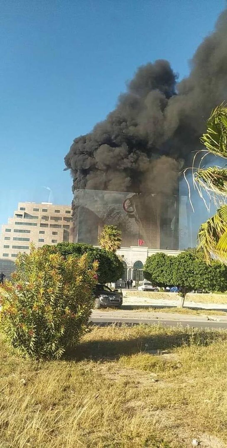 الدخان يتصاعد من مبنى البنك الرئيسي