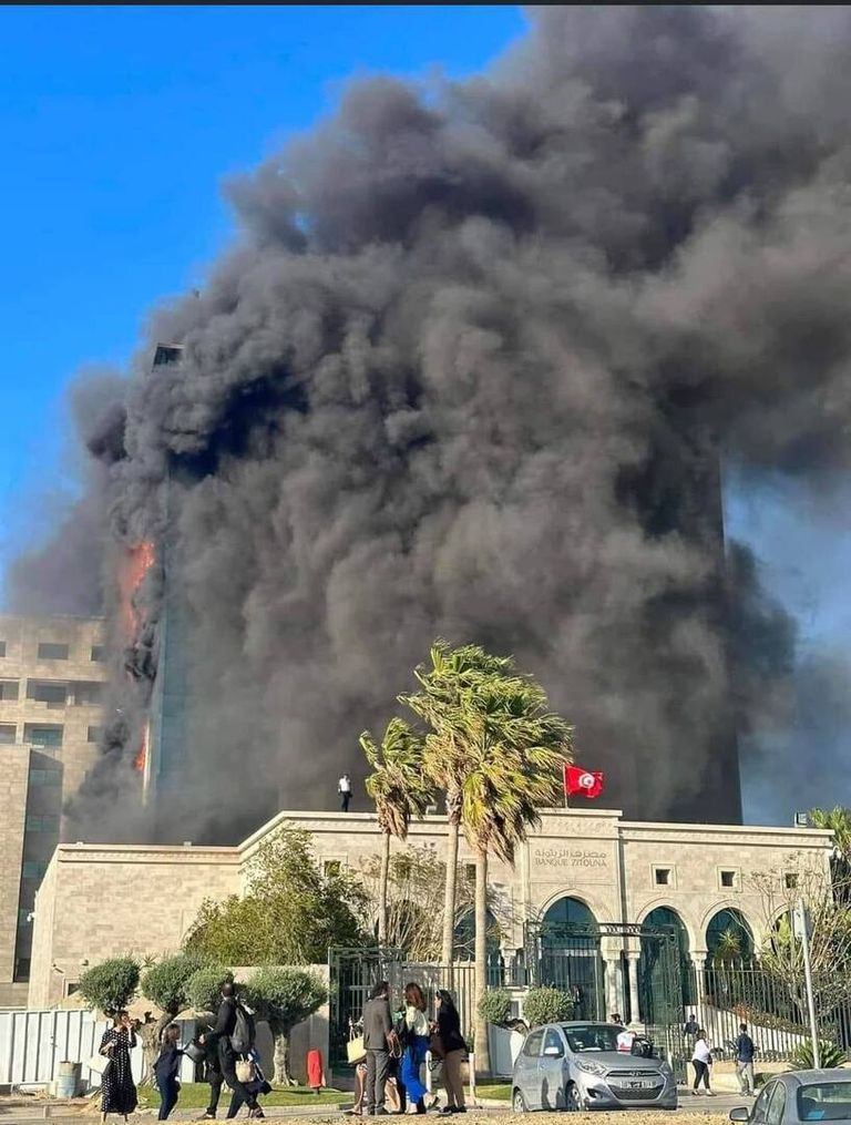 الدخان يتصاعد من مبنى البنك الرئيسي