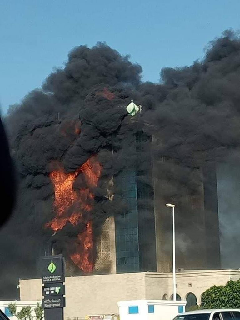 الدخان يتصاعد من مبنى البنك الرئيسي