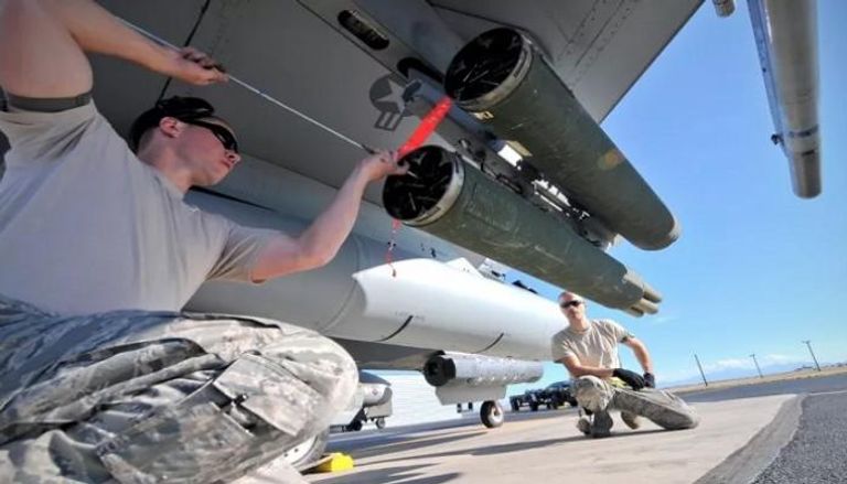 عسكريان أمريكيان يضعان صاروخ هيدرا-70 على طائرة إف 16