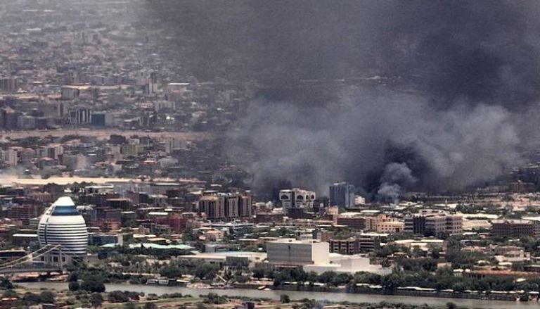 الدخان يتصاعد جراء القتال في العاصمة السودانية الخرطوم