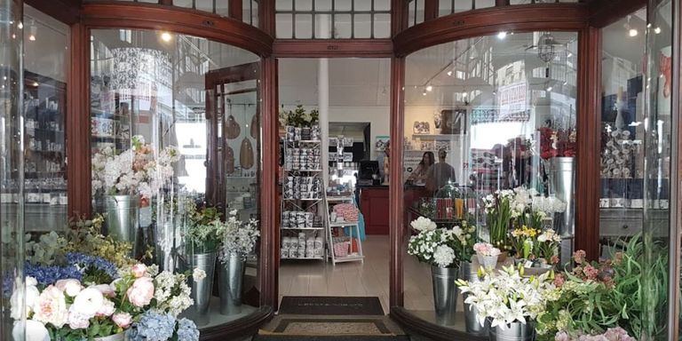 متجر "Uneeka" أحد أفضل أماكن التسوق في فالماوث أماكن التسوق في فالماوث أبرزها "Finisterre" لمحبي ركوب الأمواج