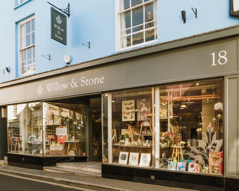 متجر "Willow & Stone" أحد أماكن التسوق في فالماوث أماكن التسوق في فالماوث أبرزها "Finisterre" لمحبي ركوب الأمواج