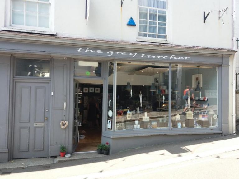 متجر "The Gray Lurcher" أحد أفضل مراكز التسوق في فالماوث أماكن التسوق في فالماوث أبرزها "Finisterre" لمحبي ركوب الأمواج