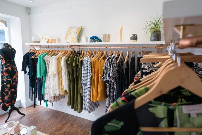 متجر "Parade" أحد أماكن التسوق في فالماوث أماكن التسوق في فالماوث أبرزها "Finisterre" لمحبي ركوب الأمواج