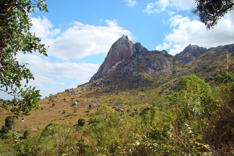جبل وول ماونتن أحد أماكن السياحة في ليلونغوي السياحة في ليلونغوي.. محميات طبيعية وجبال شاهقة