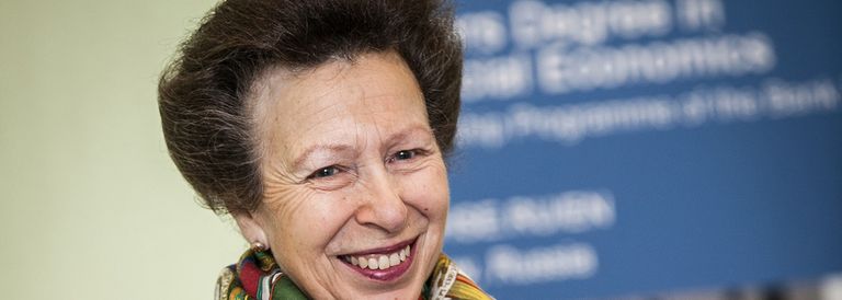 عدد من أفراد العائلة الملكية يقفون في شرفة القصر مع الملكة الراحلة