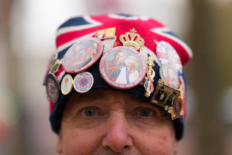 قبعات احتفالية بتتويج الملك تشارلز