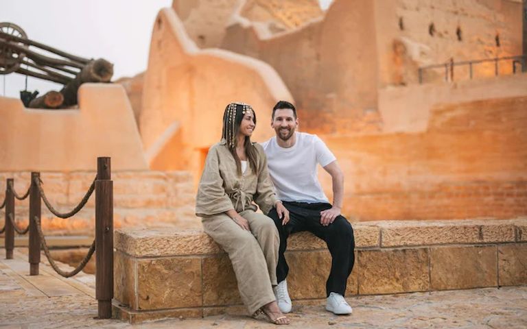 ليونيل ميسي وزوجته في السعودية