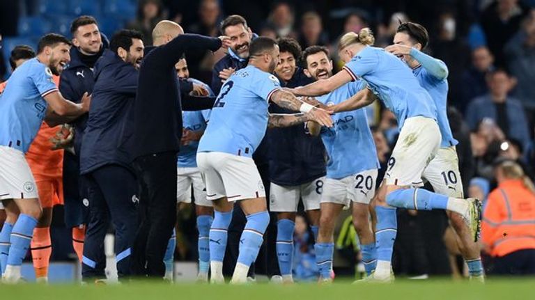 غوارديولا ونجوم مان سيتي ينظمون ممراً شرفياً لهالاند إيرلينغ هالاند مهاجم مانشستر سيتي