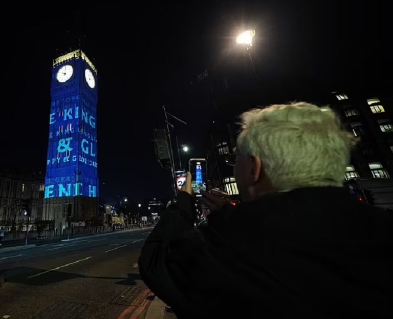 بيغ بن بالألوان الأحمر والأزرق والأبيض احتفالا بتتويج تشارلز