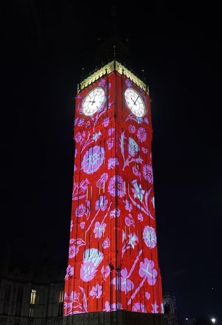 بيغ بن بالألوان الأحمر والأزرق والأبيض احتفالا بتتويج تشارلز