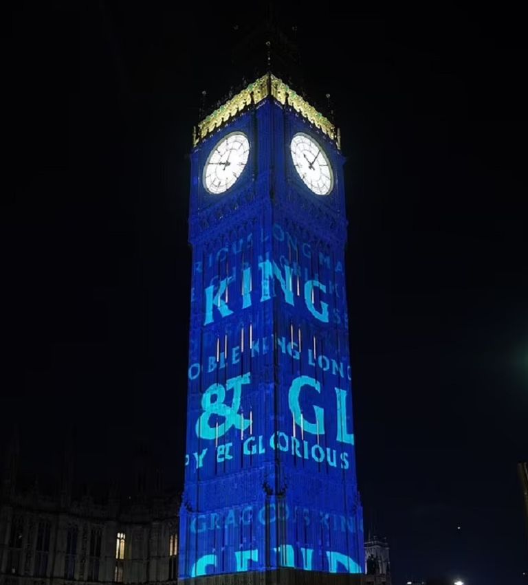 بيغ بن بالألوان الأحمر والأزرق والأبيض احتفالا بتتويج تشارلز