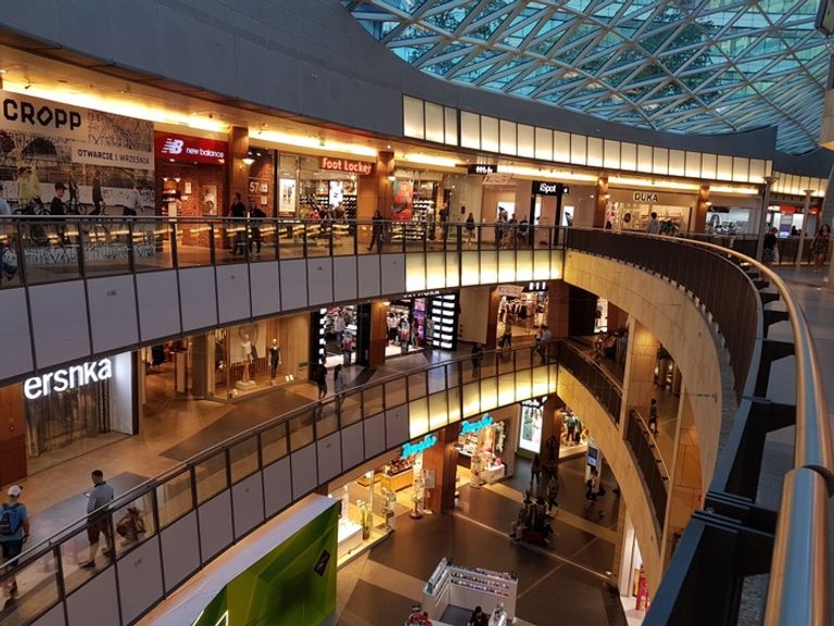 مركز "Zlote Tarasy" أحد أفضل مراكز التسوق في وارسو