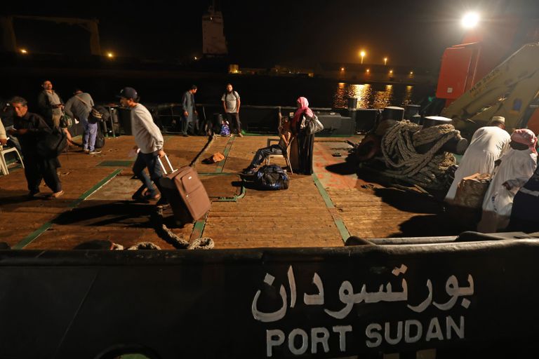 مغتربون من جنوب أفريقيا تم إجلاؤهم من السودان - رويترز