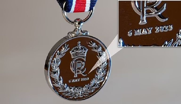 هل وقع خطأ بميدالية تتويج تشارلز؟