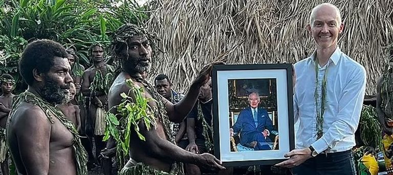 الملك تشارلز الثالث خلال زيارته للجزيرة