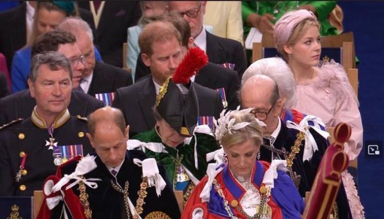 الأمير هاري يبدو متأففا من قبعة عمته الأميرة آن