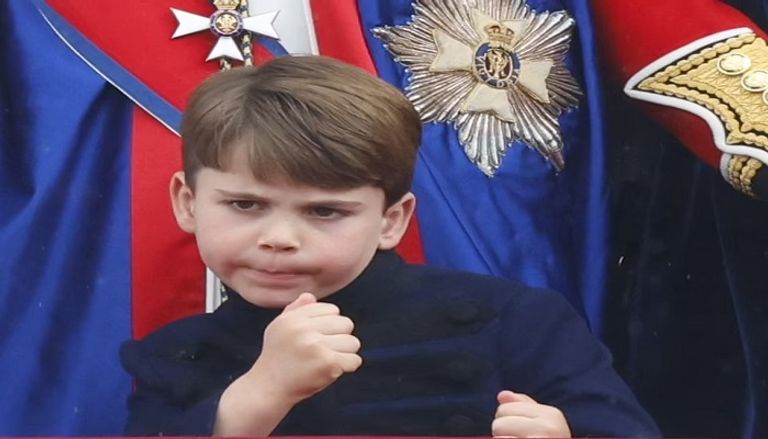 الأمير لويس يتثاءب أثناء المراسم