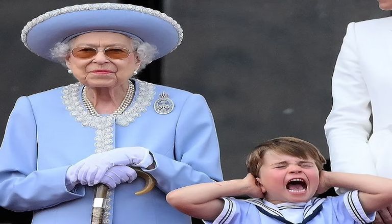 الأمير لويس يتثاءب أثناء المراسم