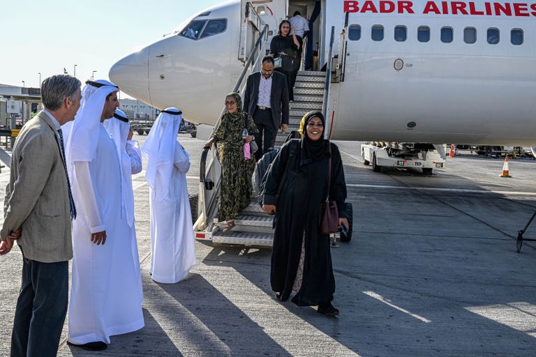 جانب من استقبال رحلة الإجلاء عقب وصولها لدولة الإمارات