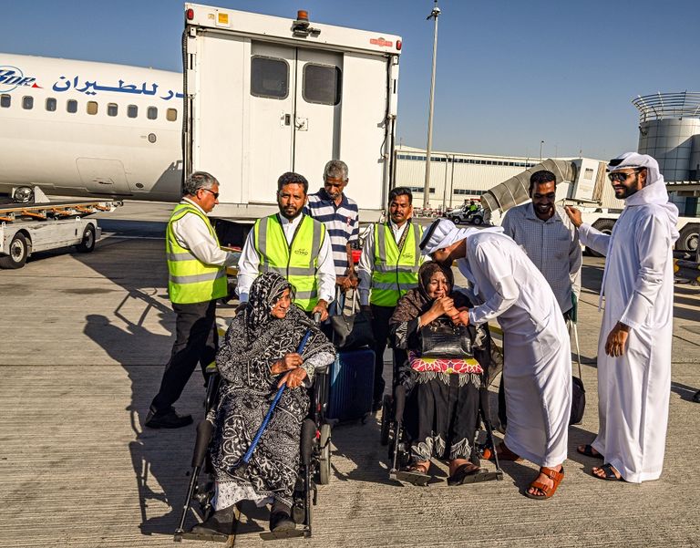 جانب من استقبال رحلة الإجلاء عقب وصولها لدولة الإمارات